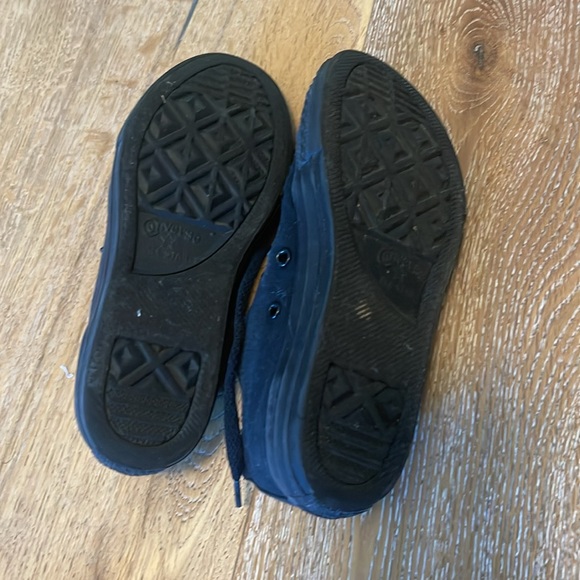 Kid size 2 black on black converse - Picture 3 of 3